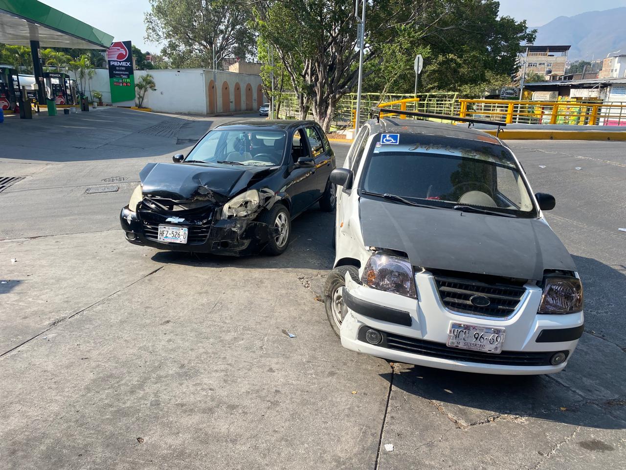 Chocan dos autos por no respetar el señalamiento de alto, en Chilpancingo