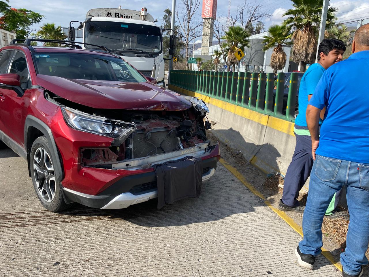 Diputado choca su camioneta contra carro de la basura, en Chilpancingo