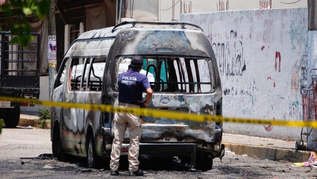 Continúa la violencia contra transportistas en Acapulco: Incendian otra Urvan en Pie de la Cuesta