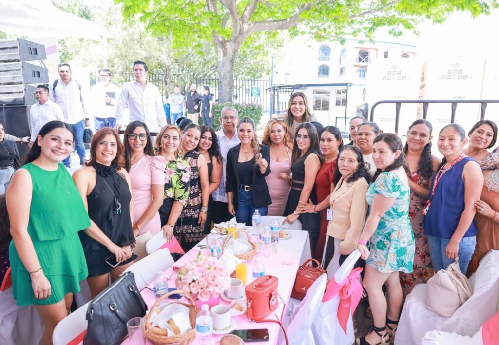 Celebra Evelyn Salgado a madres trabajadoras de la Fiscalía de Guerrero