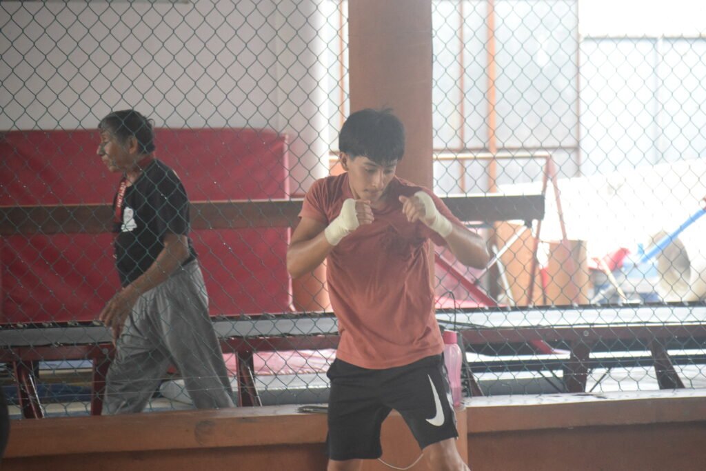 Jóvenes pugilistas intensifican entrenamientos en el club “Torito Boxing” de Atoyac
