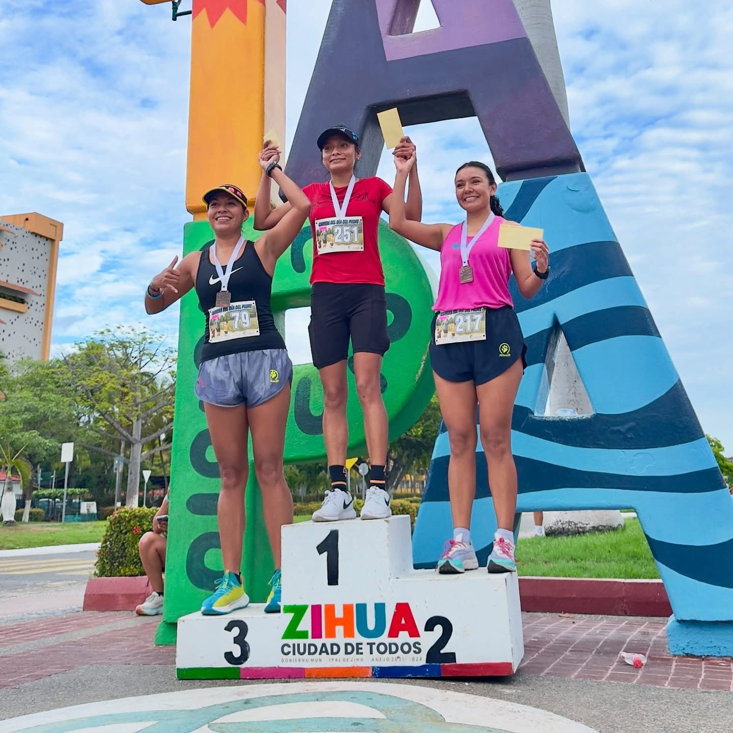 Corren en familia para celebrar el Día del Padre en Ixtapa