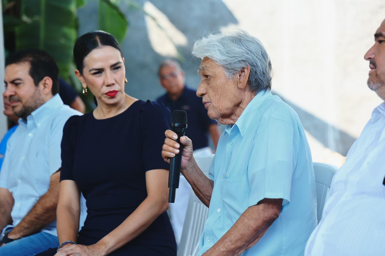 Presidenta Lizette Tapia Castro visita a transportistas del Aeropuerto de Zihuatanejo y les entrega uniformes