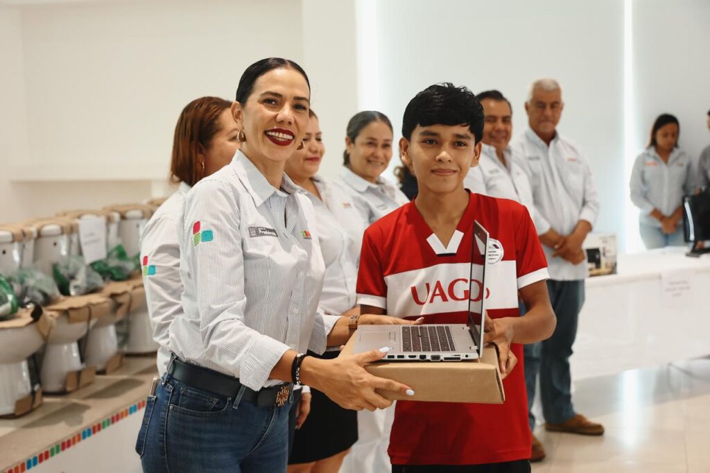 La presidente Lizette Tapia Castro entrega material a escuelas de Zihuatanejo