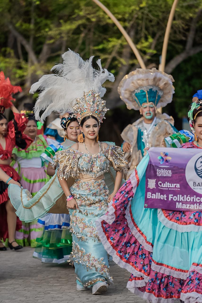 La presidenta Lizette Tapia Castro da la bienvenida a los participantes del 3er. Festival Nacional de Folklore Ixtapa Zihuatanejo