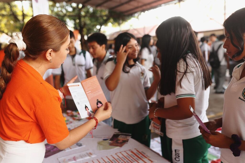 Gobierno de Zihuatanejo promueve la prevención de la violencia con Feria Naranja en la secundaria Carolina Coronado
