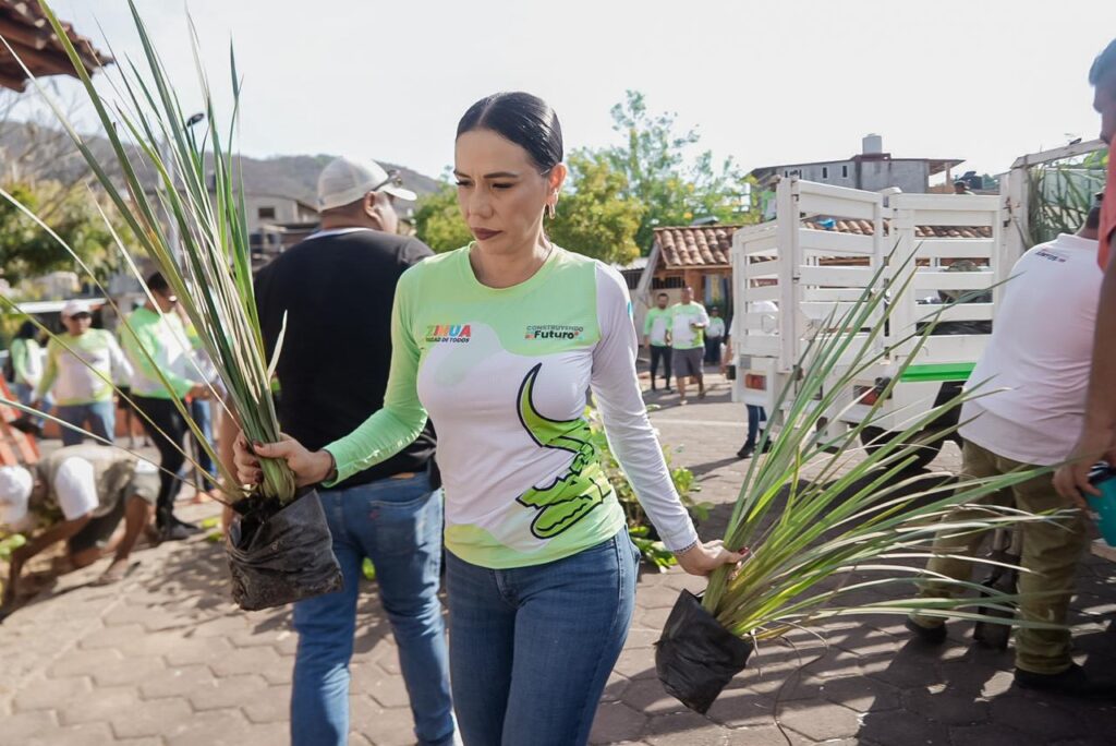 Encabeza Lizette Tapia Castro la rehabilitación de la Plaza Pública en Agua de Correa