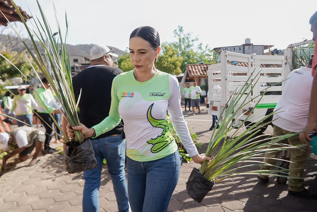 Encabeza Lizette Tapia Castro la rehabilitación de la Plaza Pública en Agua de Correa