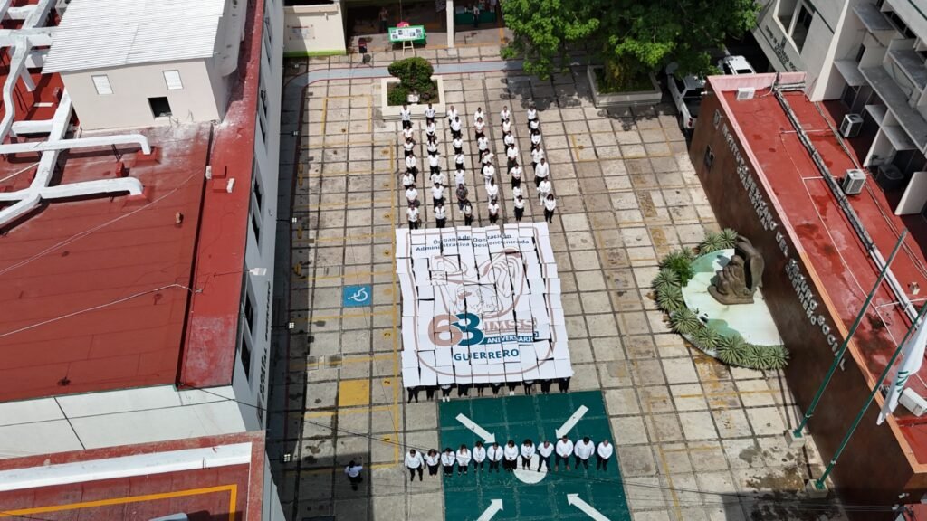 Conmemora IMSS Guerrero su 68.º aniversario con emotivo acto y formación de mosaico humano