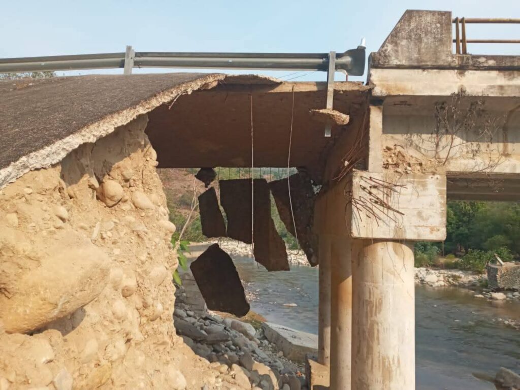Puente en El Cacao, al borde del colapso a casi un año del huracán John: pobladores temen quedar incomunicados