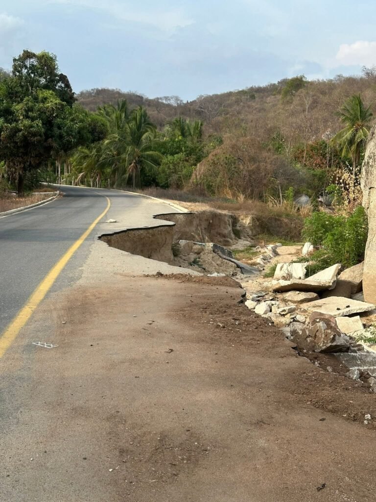Socavones ponen en riesgo a comunidades de Atoyac: dos carreteras a punto de colapsar sin intervención de autoridades