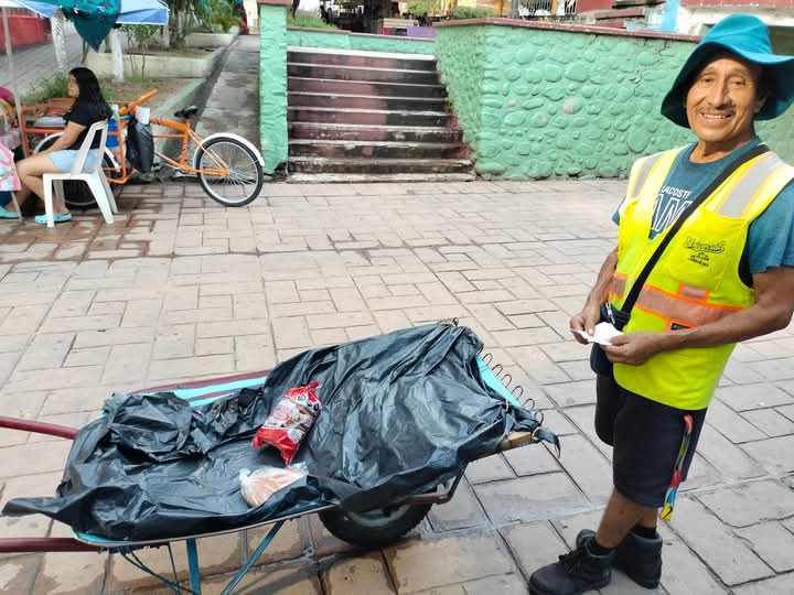 Moisés, 30 años de trabajo digno como carretillero en Atoyac