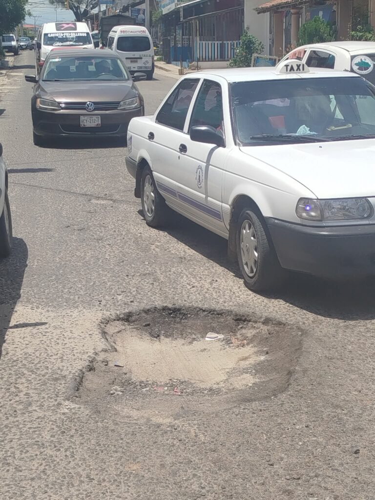 Transportistas denuncian deterioro en la carretera federal por falta de reparación del libramiento en Tecpan