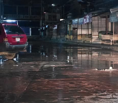 Comerciantes denuncian brote de aguas negras en mercado de Tecpan