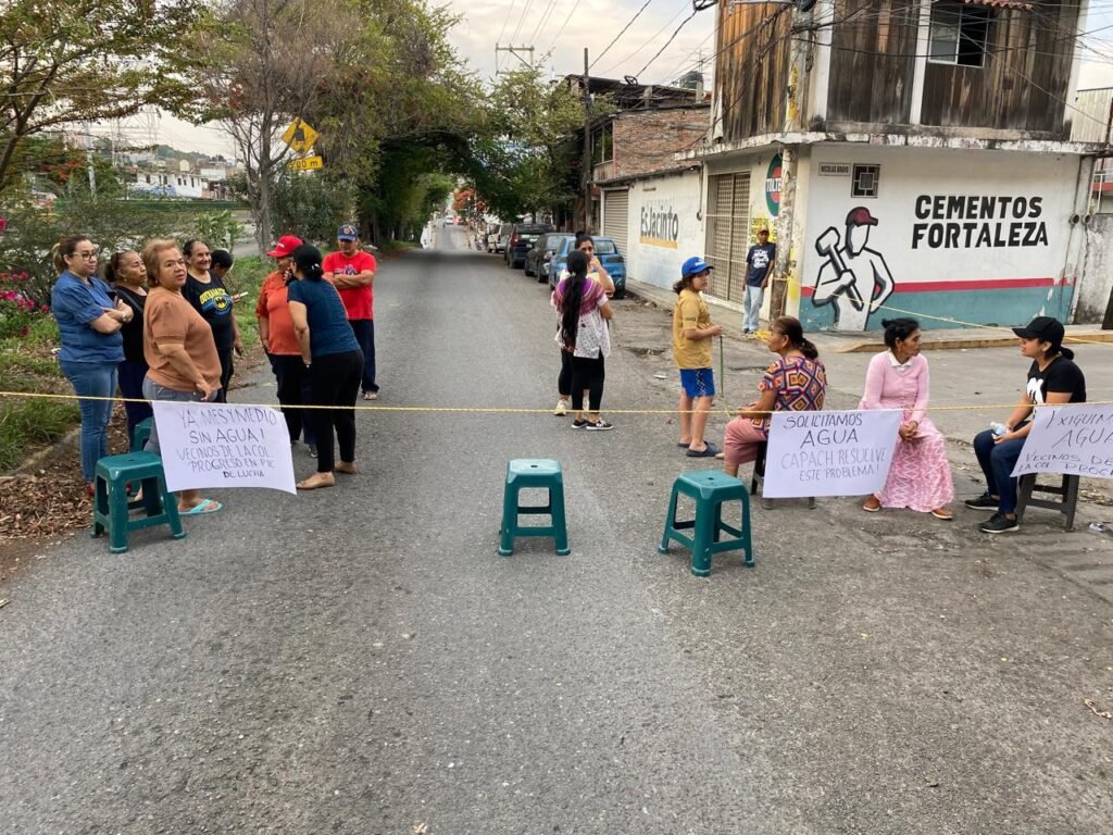Los ignora la directora de la CAPACH, y bloquean el bulevar, en Chilpancingo