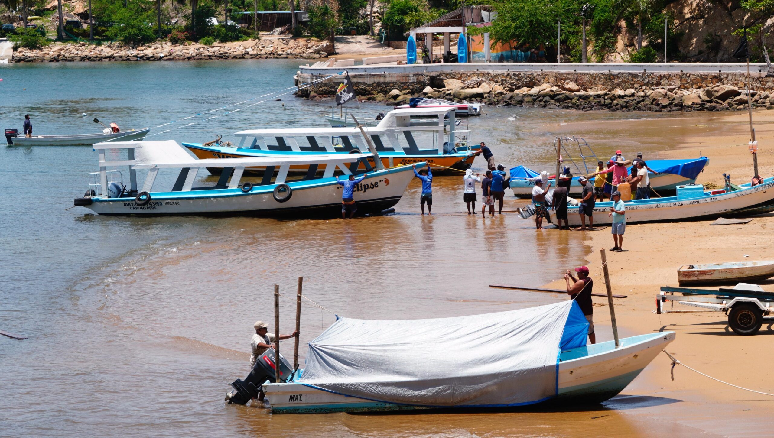 En Acapulco… Siguen sacando embarcaciones del mar por la llegada de “Erick”