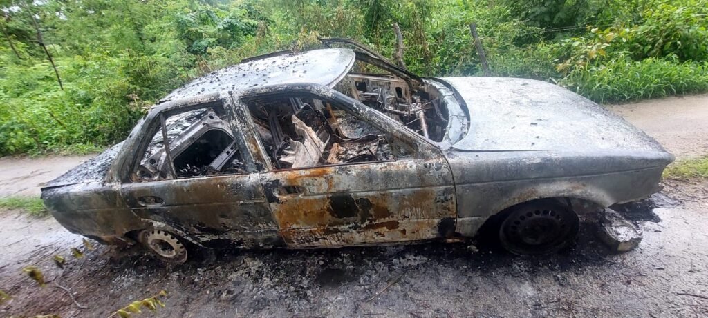 Incendian taxi con tres cuerpos, en Acapulco