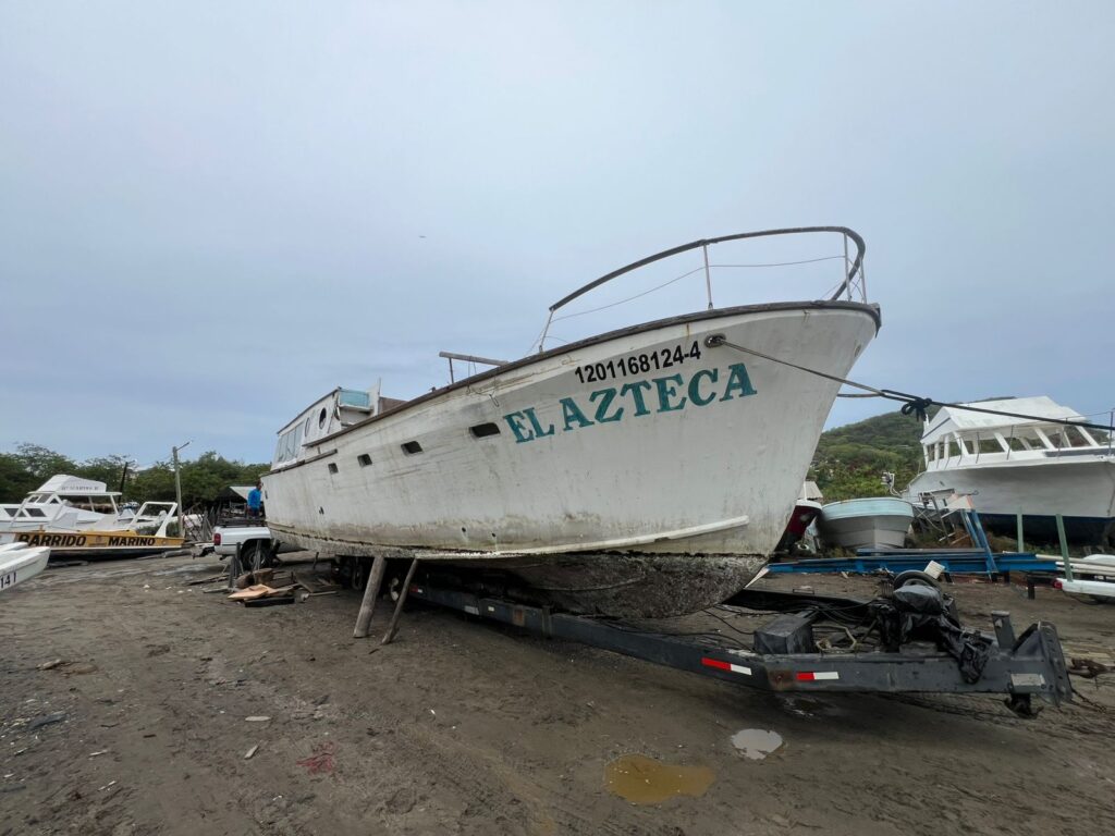 Renace “El Azteca”, el mítico catamarán de Zihuatanejo
