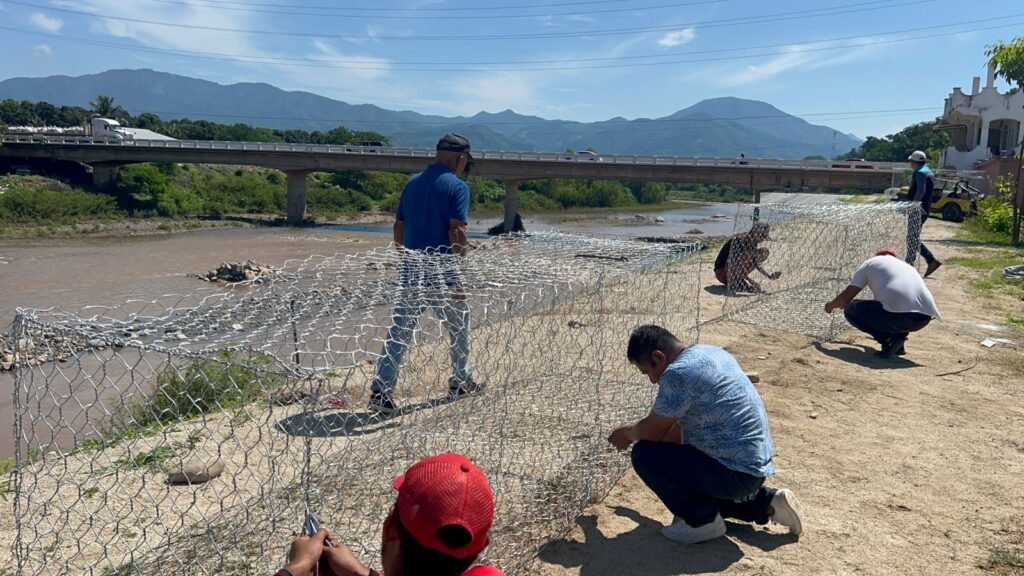 Inician obras de contención en el río de Petatlán para evitar desbordamientos