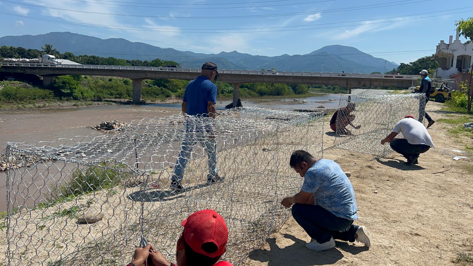 Inician obras de contención en el río de Petatlán para evitar desbordamientos
