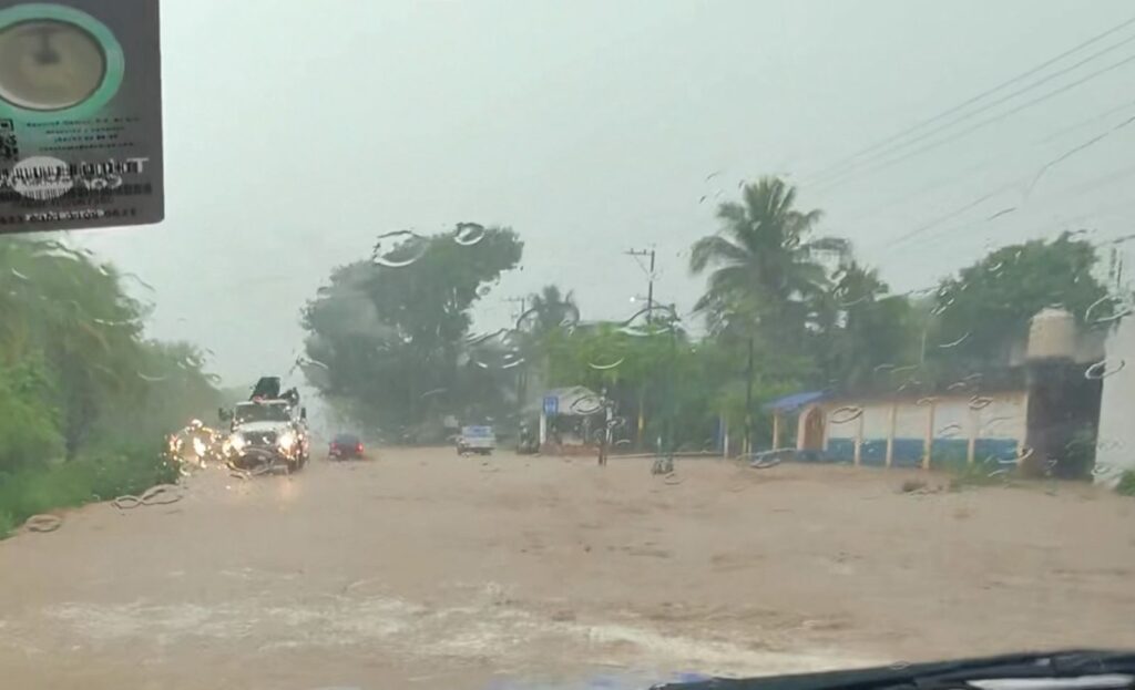 Arroyo Zacualoya se desborda sobre carretera Acapulco-Zihuatanejo