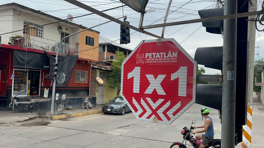 Semáforos de la avenida Independencia en Petatlán fueron retirados; ahora se aplica cruce 1×1