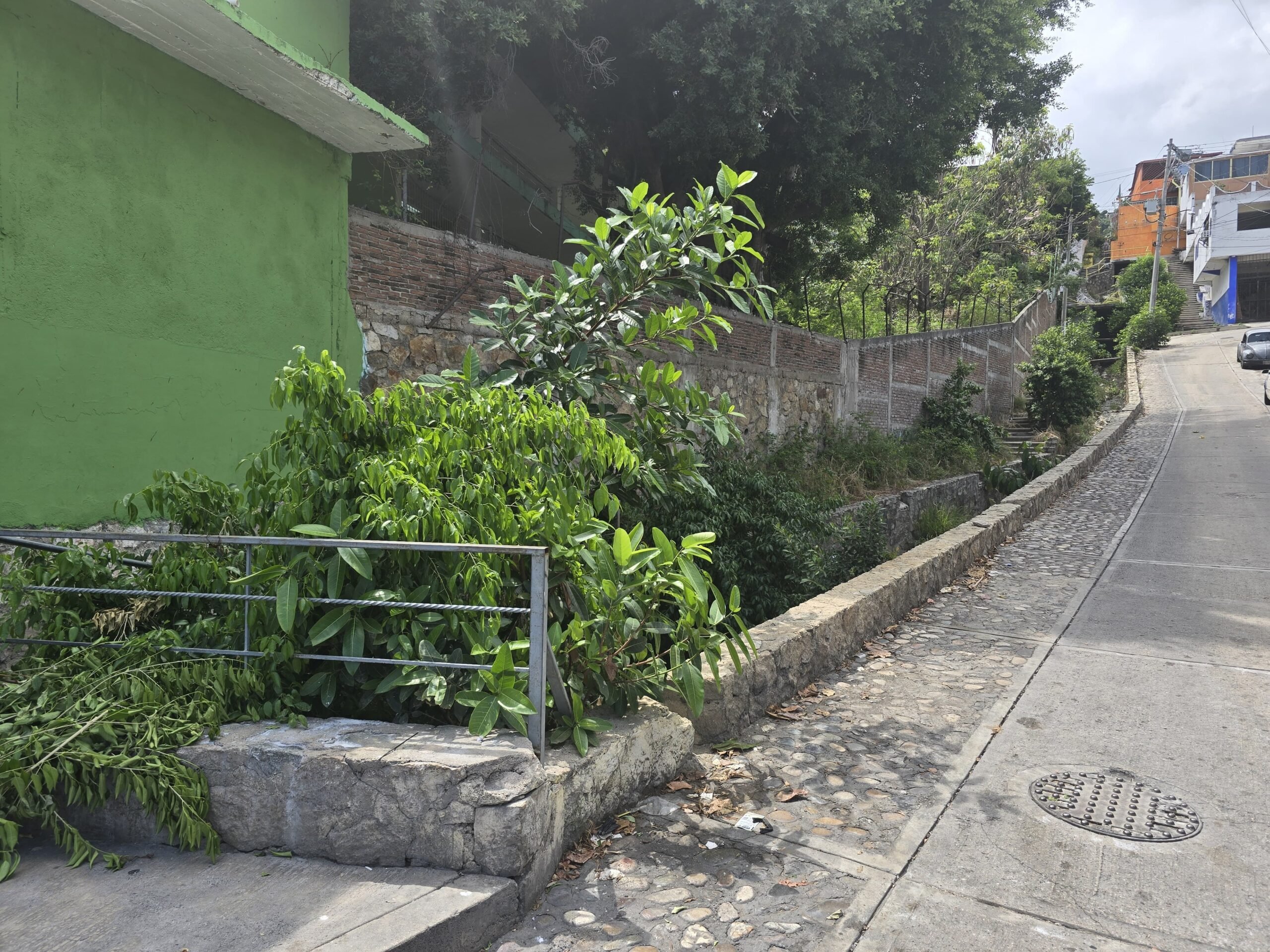 Hallan muerta a una jovencita en un canal pluvial de Acapulco