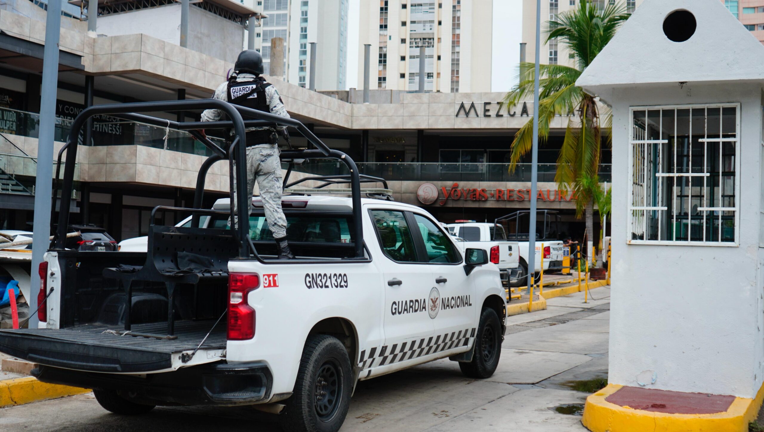 Incendian 2 restaurantes propiedad de una ex regidora, en Acapulco
