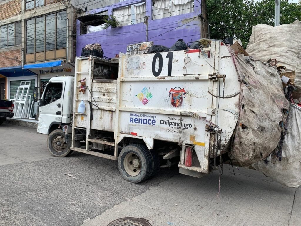 Chilpancingo… Camión de la basura arrastra camioneta