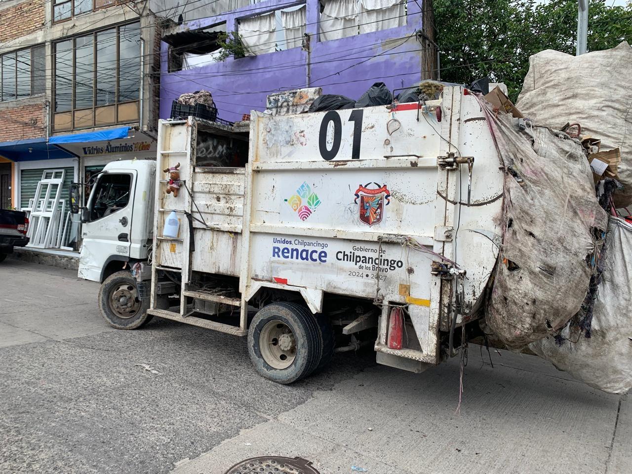 Chilpancingo… Camión de la basura arrastra camioneta