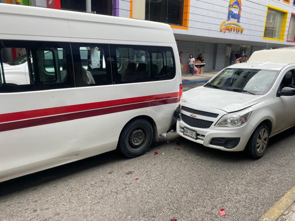 Mujer lesionada en choque entre dos camionetas, en Chilpancingo