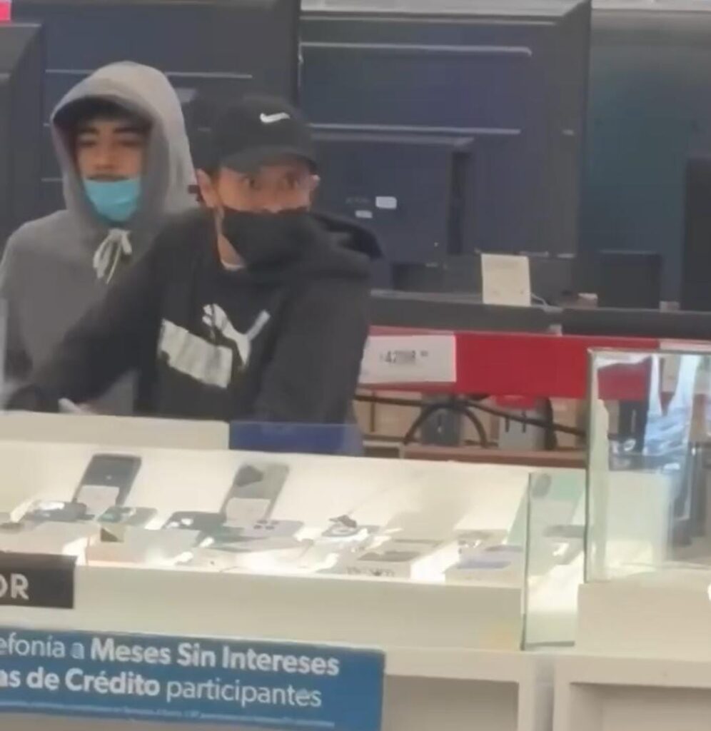 En Chilpancingo… Dos jóvenes robaron más de 50 teléfonos celulares de Sam’s Club