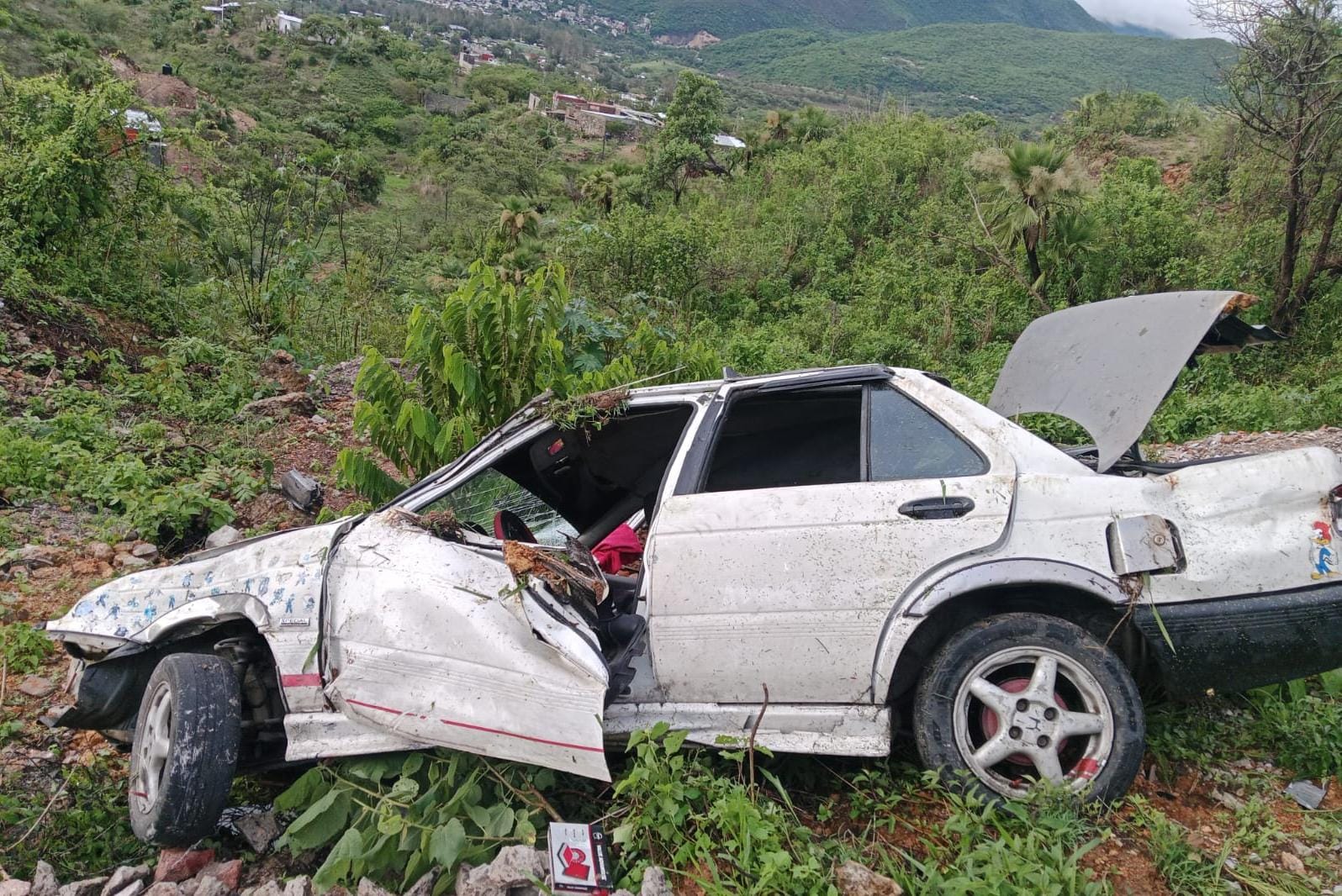 En Salto Valadez, Chilpancingo… Muere una mujer y un hombre resulta herido en la volcadura de un Tsuru