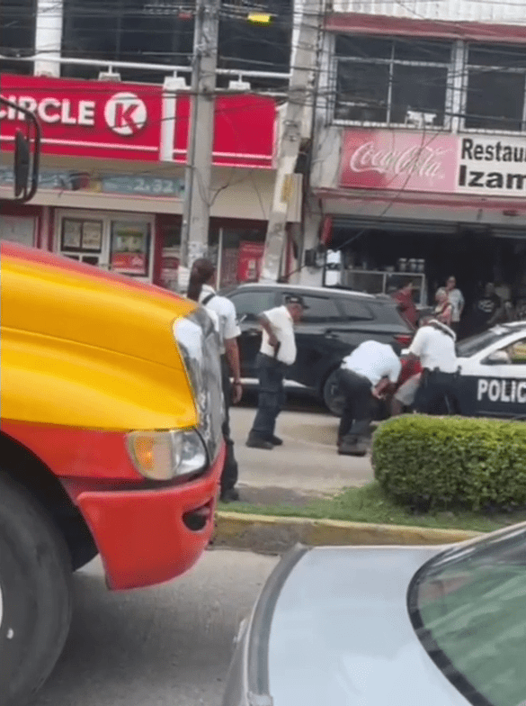 En Acapulco… Agentes viales someten a pistolazos al conductor de un vehículo particular