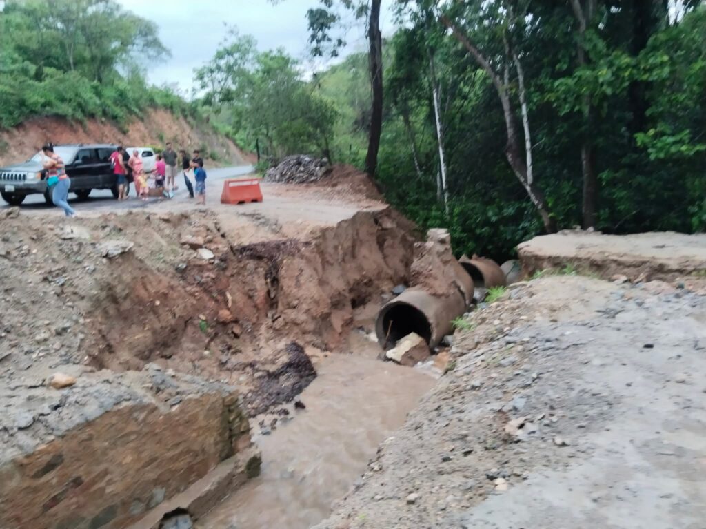 Colapsa tramo carretero en la sierra de Tecpan; comunidades quedan incomunicadas
