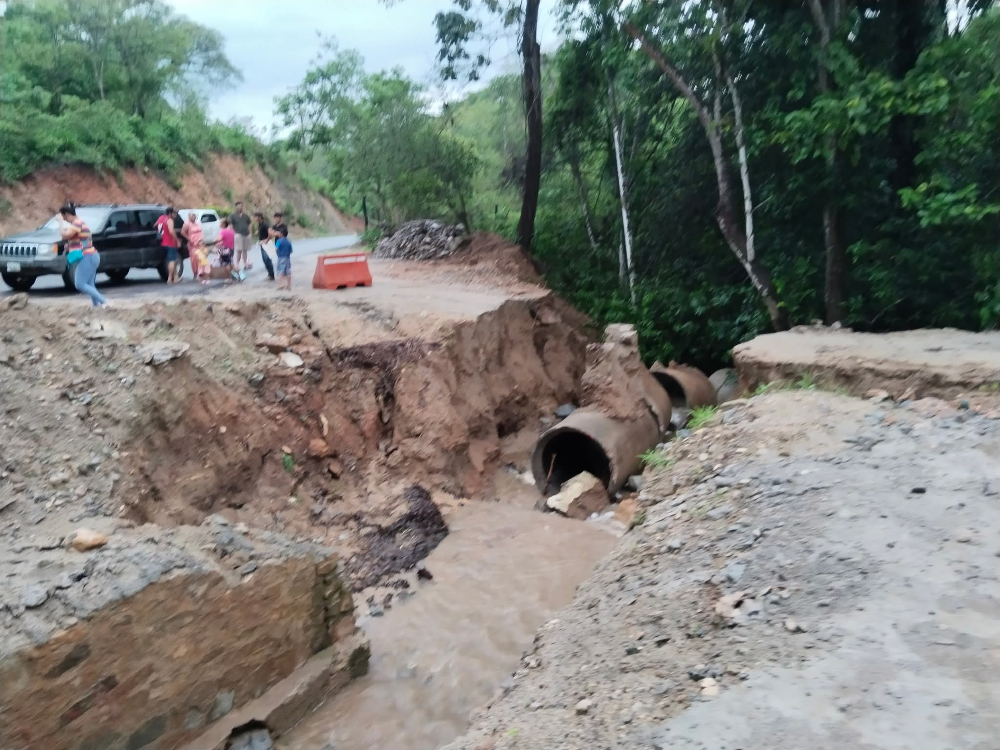 Colapsa tramo carretero en la sierra de Tecpan; comunidades quedan incomunicadas