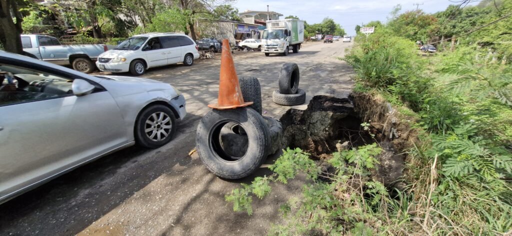Crece socavón en la carretera federal Acapulco-Zihuatanejo; advierten riesgo de colapso