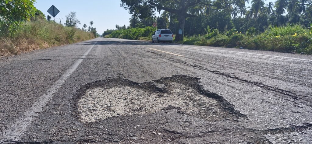 Transportistas exigen reparación urgente de la carretera Acapulco-Zihuatanejo