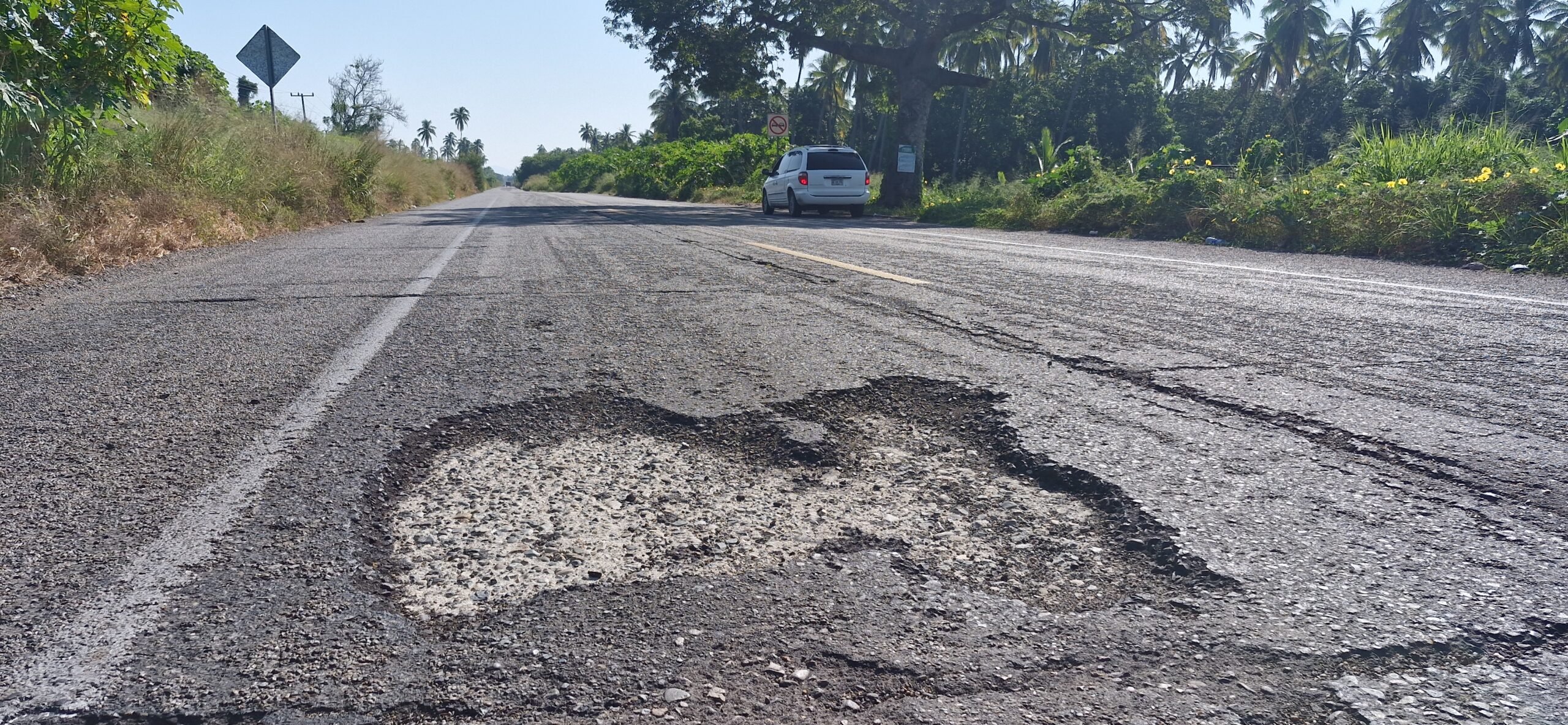 Transportistas exigen reparación urgente de la carretera Acapulco-Zihuatanejo