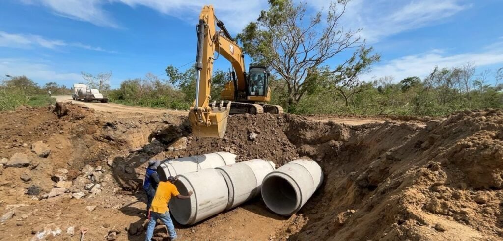 Avanzan trabajos en el tramo carretero Agua Fría afectado por Erick en Cuajinicuilapa