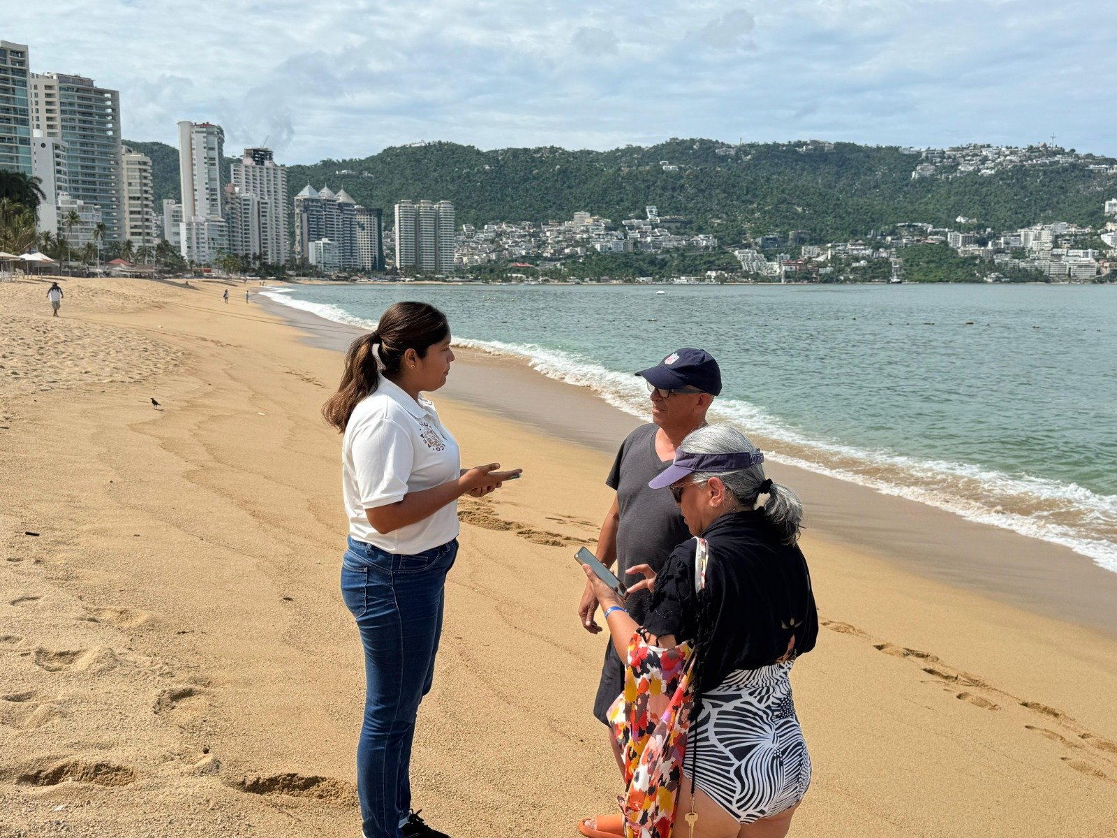 Gobierno de Guerrero fortalece acciones informativas para prestadores de servicios turísticos y visitantes, ante el huracán “erick”