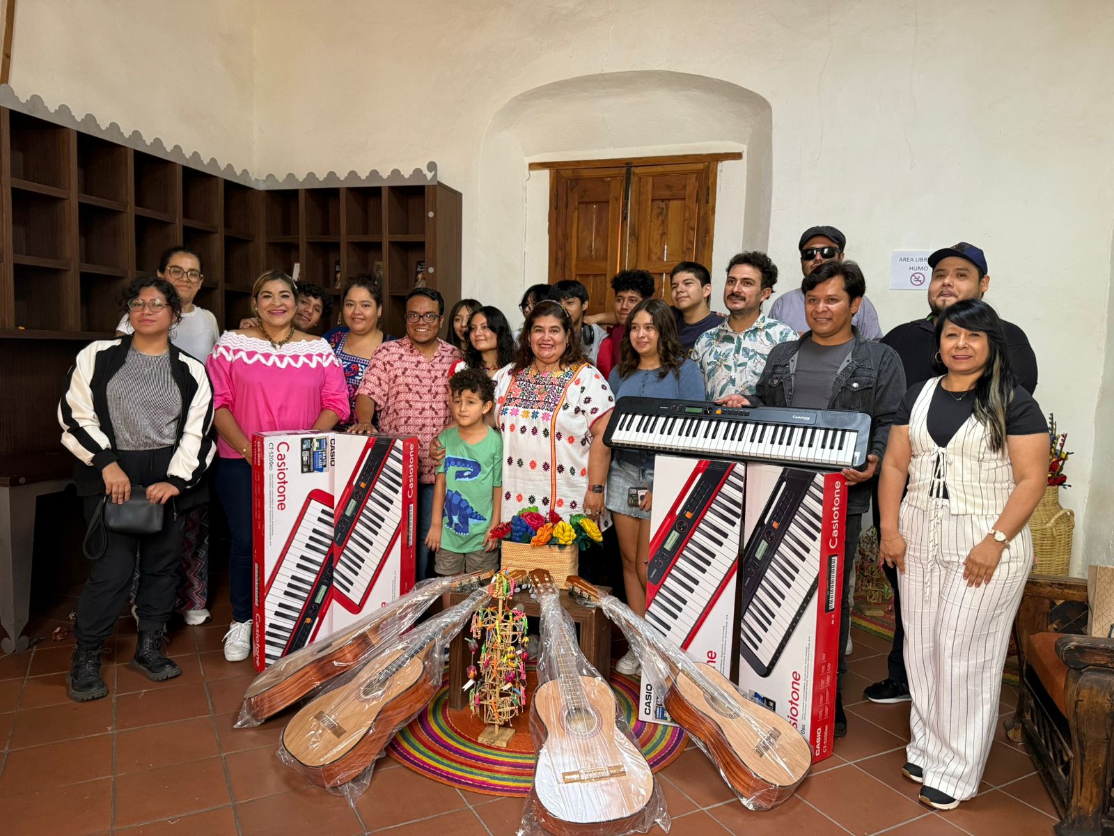 Secultura entrega instrumentos musicales a la Escuela de Iniciación Artística Asociada al INBAL de Taxco