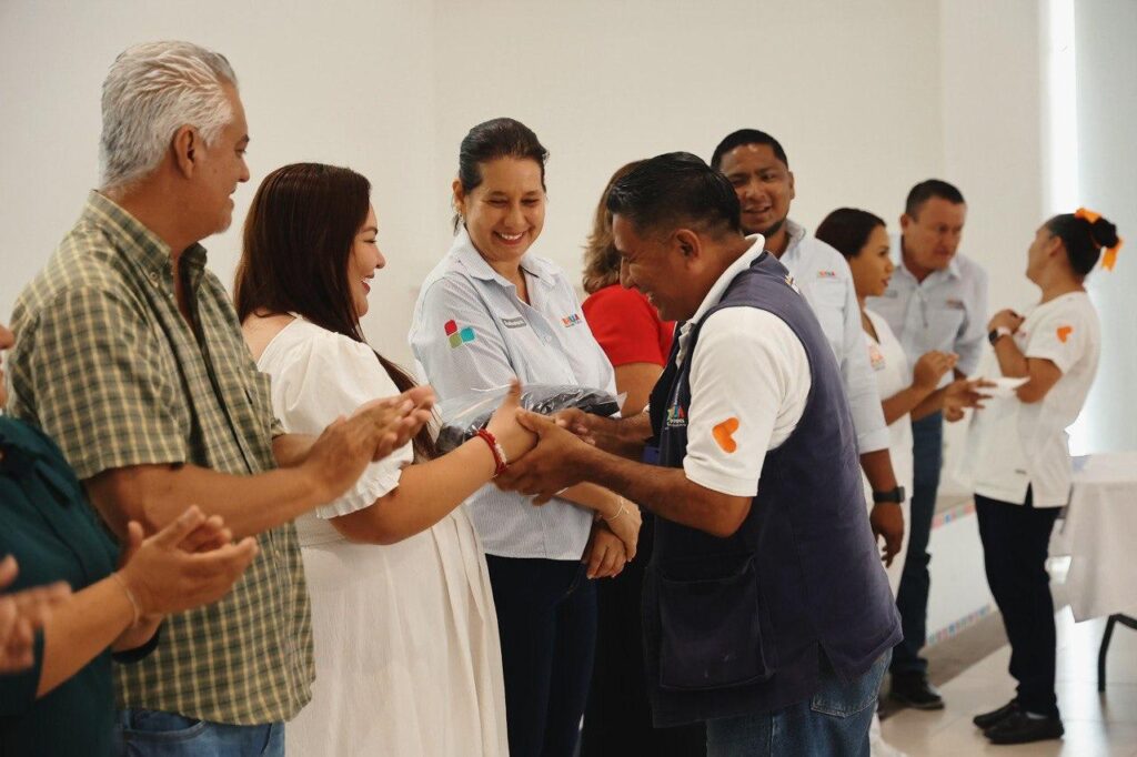 Gobierno de Lizette Tapia Castro realiza entrega de uniformes nuevos al personal de Salud Municipal