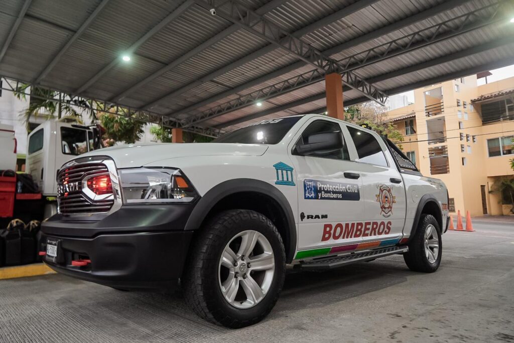 Lizette Tapia Castro entrega más equipo a la Dirección de Bomberos y Protección Civil