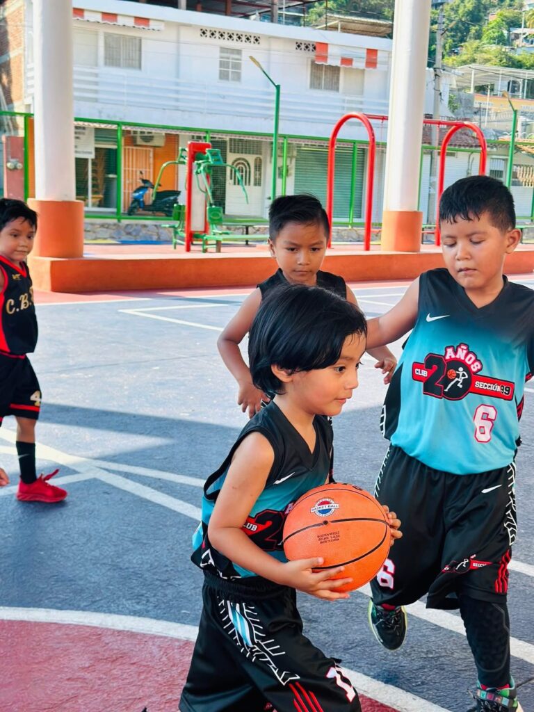 Infantes siguen activos en el deporte ráfaga durante el receso vacacional