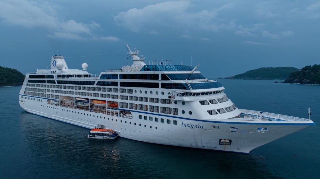 El crucero Insignia llega a Zihuatanejo