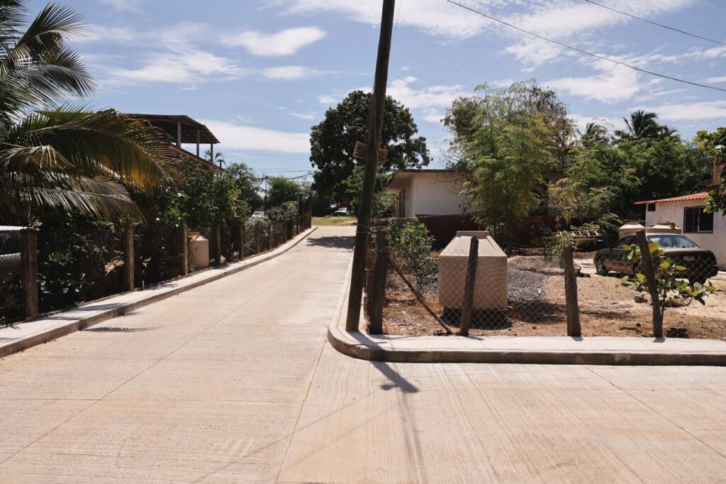 Lizette Tapia Castro entrega nueva calle en Los Achotes