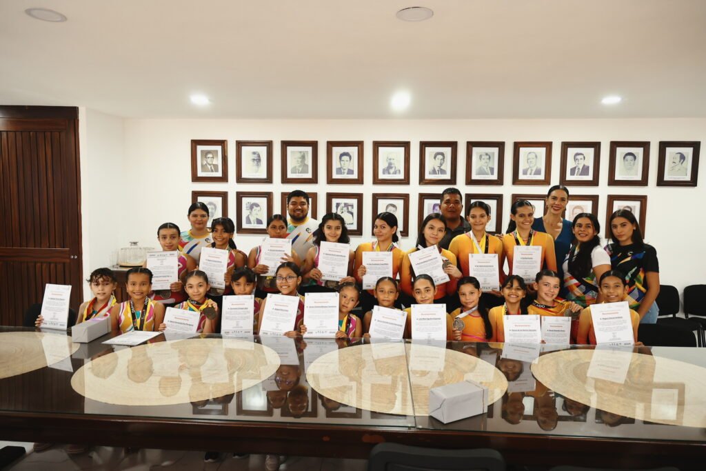 Lizette Tapia Castro reconoce a niñas triunfadoras del Campeonato Estatal de Gimnasia
