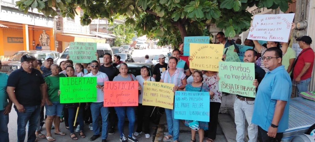 Maestros y padres de familia se manifestaron como medida de presión para que liberen al profesor Felipe de Jesús López Godoy.