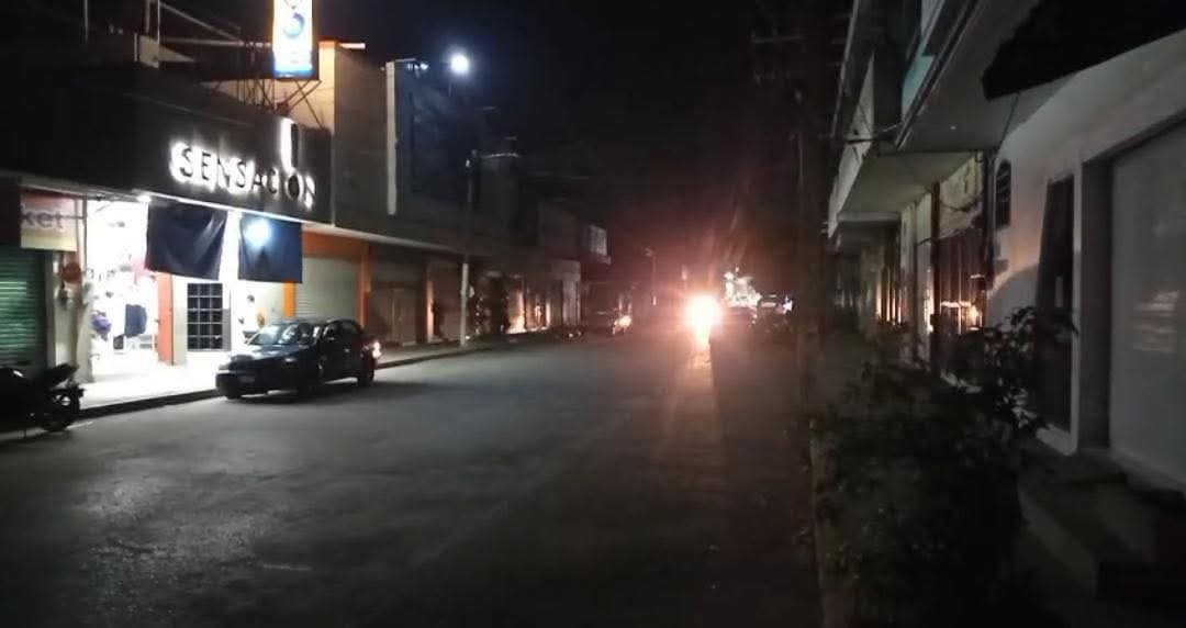 Reportan nuevo corte de energía eléctrica en zona comercial de Atoyac; comerciantes registran pérdidas
